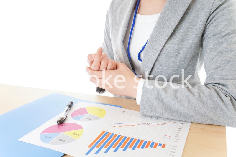 オフィスで働く若いビジネスウーマン