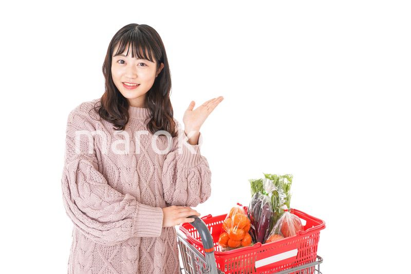 スーパーで買い物をする若い女性