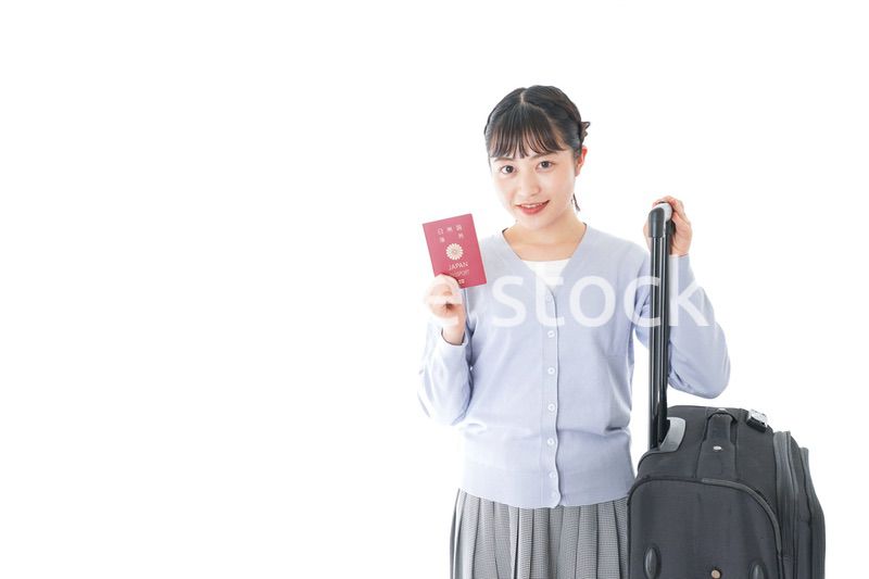 海外旅行に出かける若い女性