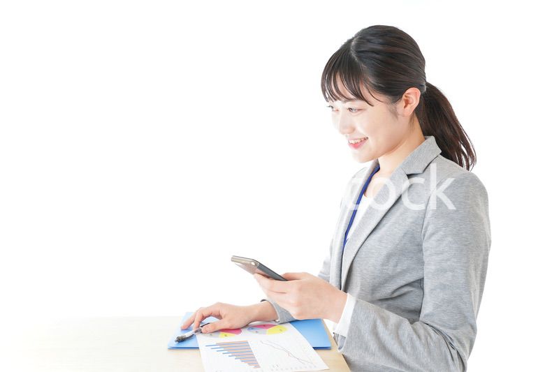 オフィスで働く若いビジネスウーマン