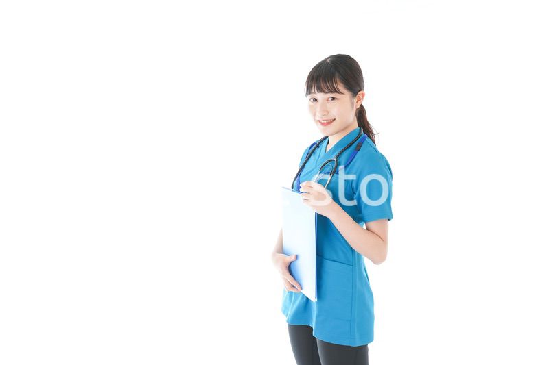 笑顔の若い女性看護師