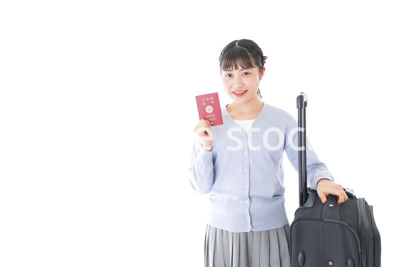 海外旅行に出かける若い女性
