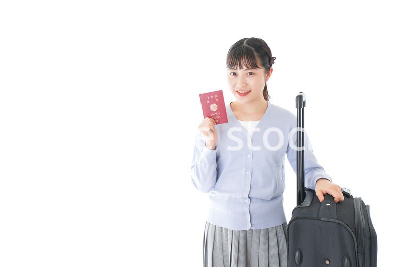 海外旅行に出かける若い女性