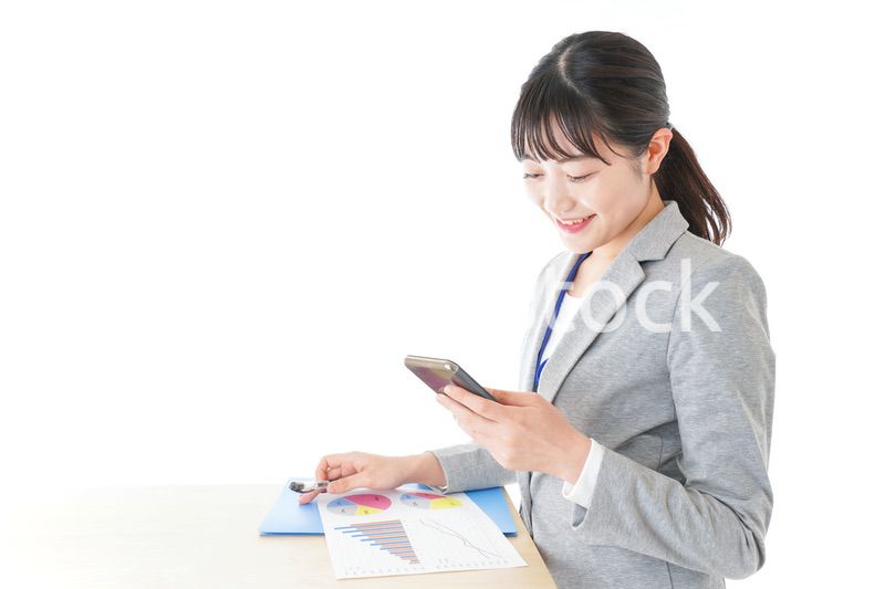 オフィスで働く若いビジネスウーマン