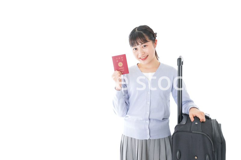海外旅行に出かける若い女性