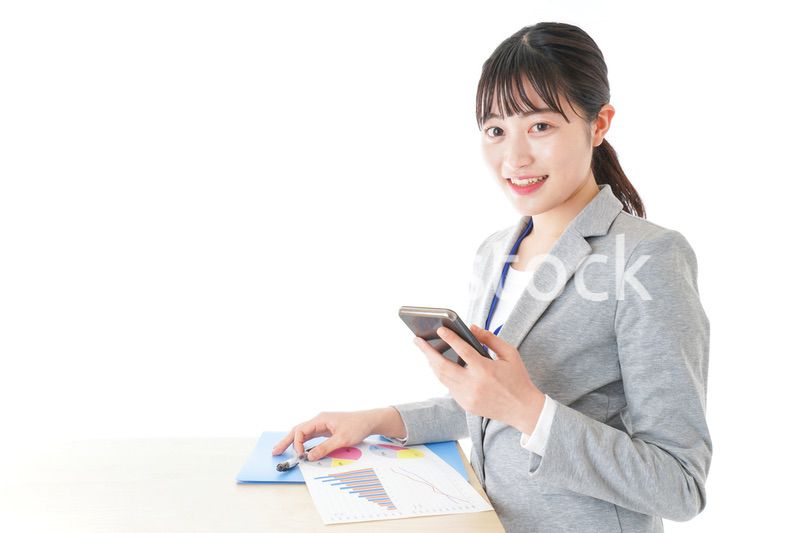 オフィスで働く若いビジネスウーマン