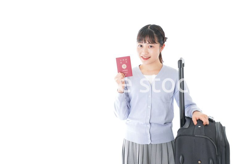海外旅行に出かける若い女性
