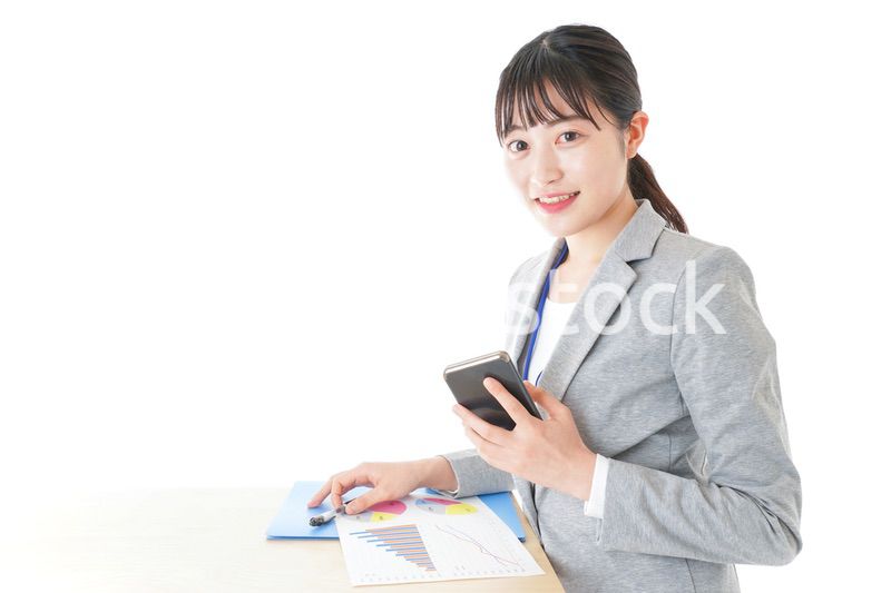 オフィスで働く若いビジネスウーマン