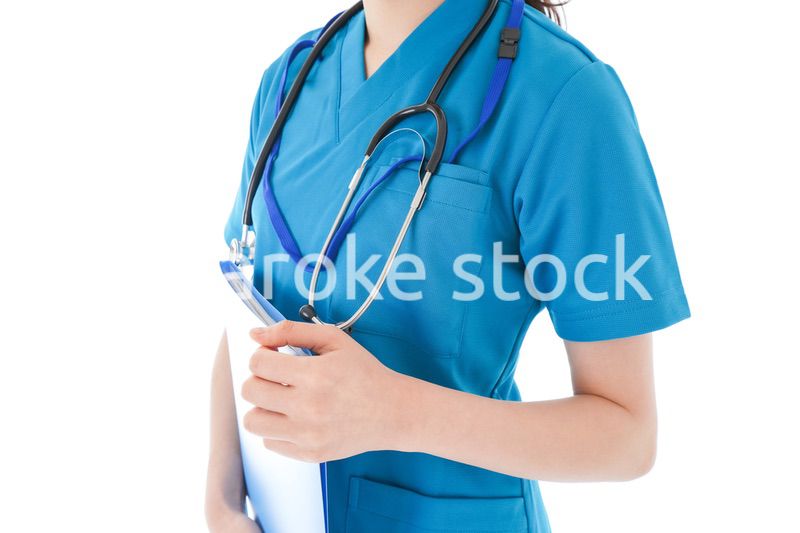 笑顔の若い女性看護師