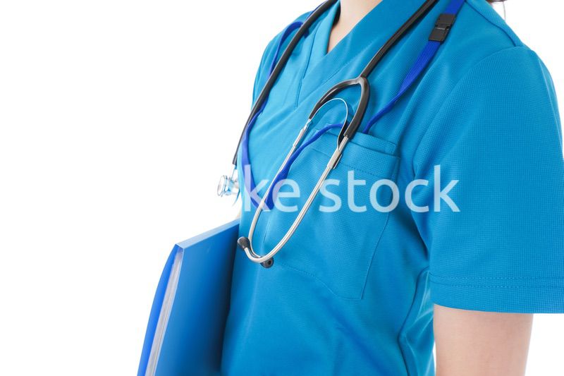 笑顔の若い女性看護師