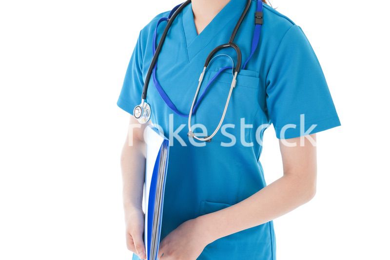 笑顔の若い女性看護師