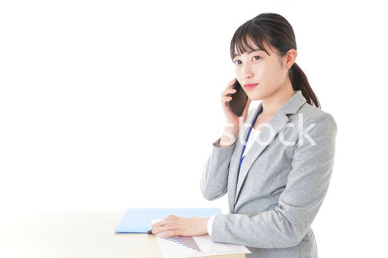 オフィスで働く若いビジネスウーマン