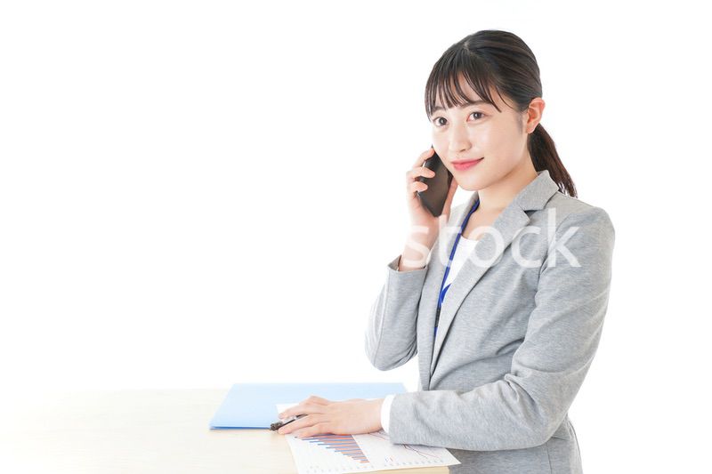 オフィスで働く若いビジネスウーマン