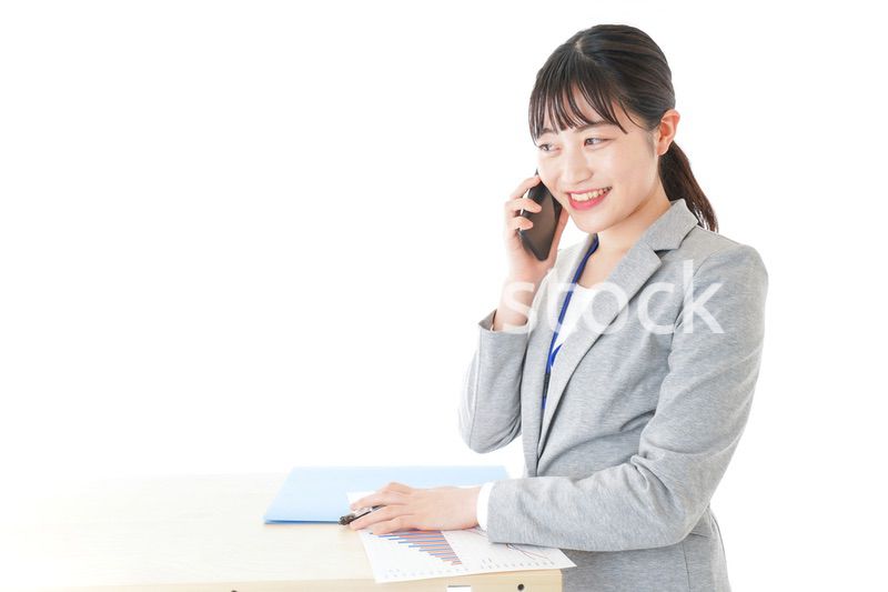 オフィスで働く若いビジネスウーマン