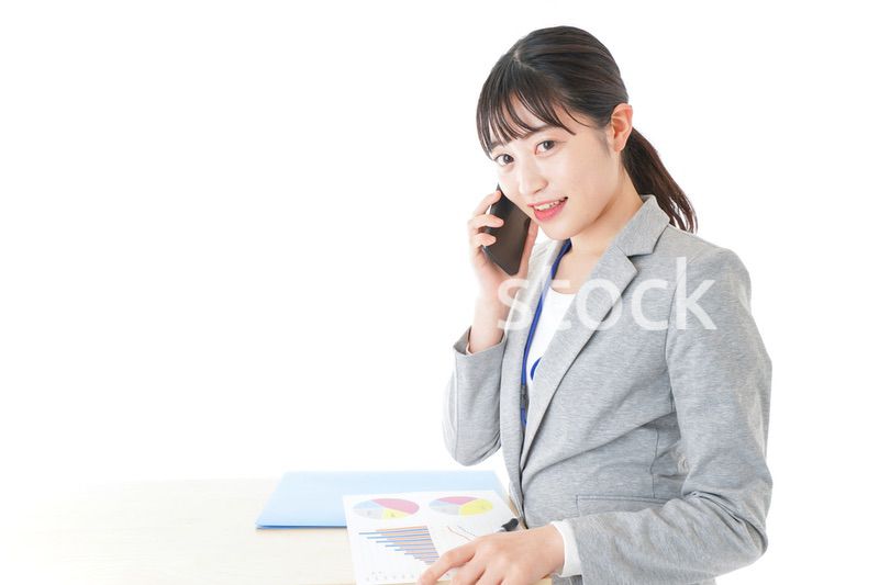 オフィスで働く若いビジネスウーマン