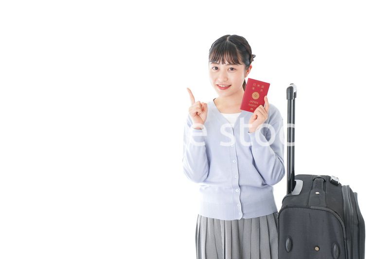 海外旅行に出かける若い女性