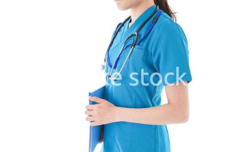 笑顔の若い女性看護師