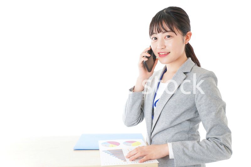 オフィスで働く若いビジネスウーマン