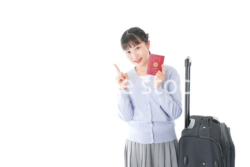 海外旅行に出かける若い女性