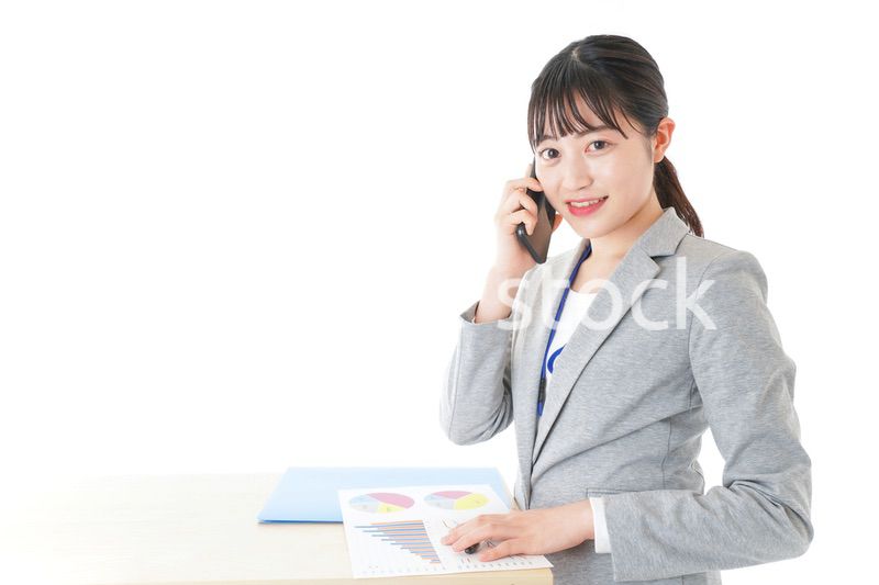 オフィスで働く若いビジネスウーマン