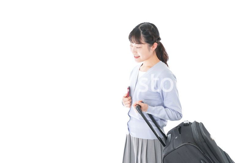 海外旅行に出かける若い女性