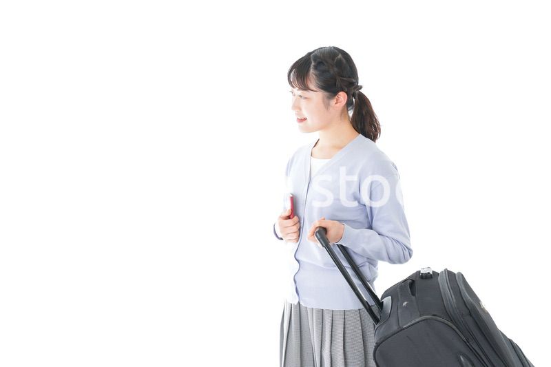 海外旅行に出かける若い女性