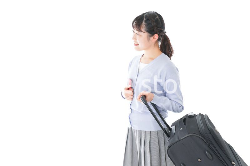 海外旅行に出かける若い女性