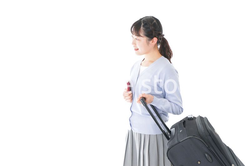 海外旅行に出かける若い女性