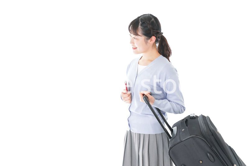 海外旅行に出かける若い女性