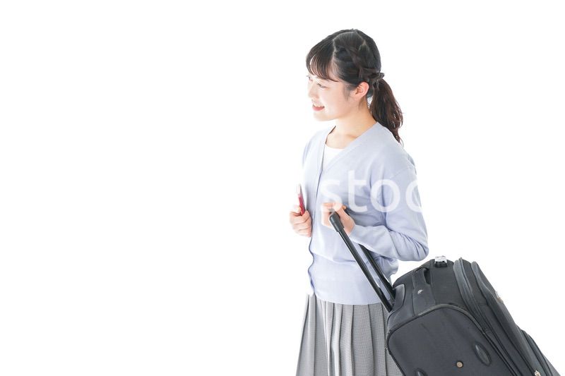 海外旅行に出かける若い女性