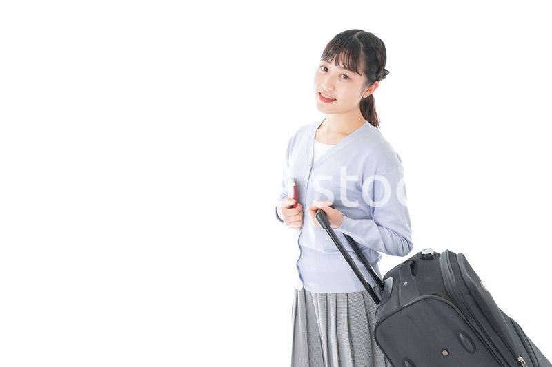 海外旅行に出かける若い女性