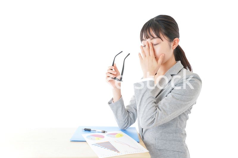 オフィスで働く若いビジネスウーマン