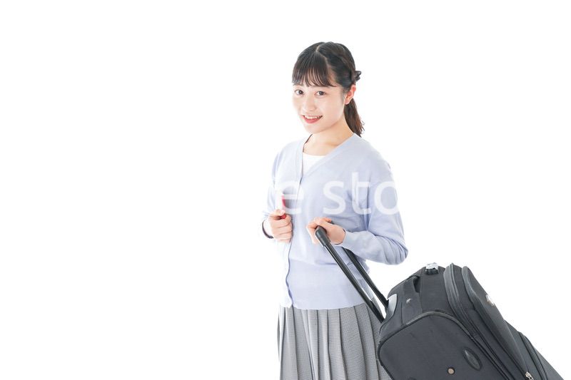 海外旅行に出かける若い女性