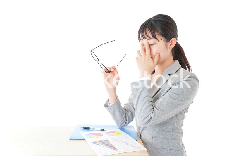 オフィスで働く若いビジネスウーマン