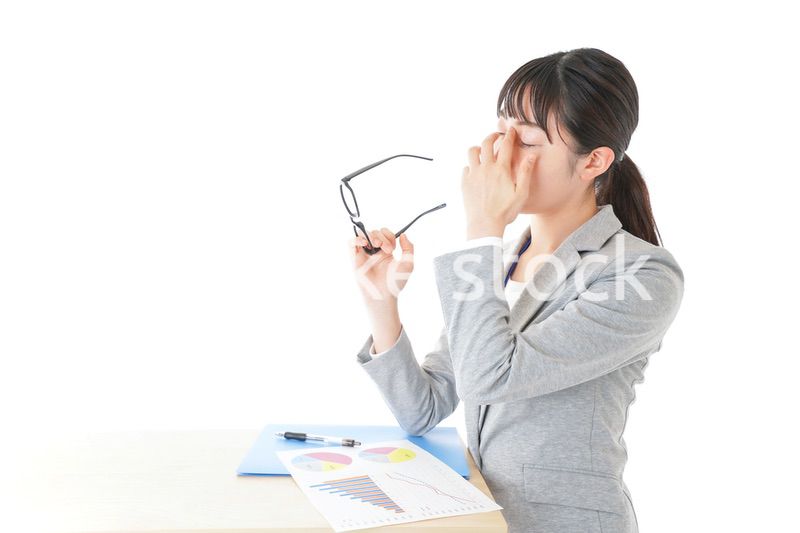 オフィスで働く若いビジネスウーマン