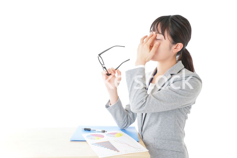 オフィスで働く若いビジネスウーマン