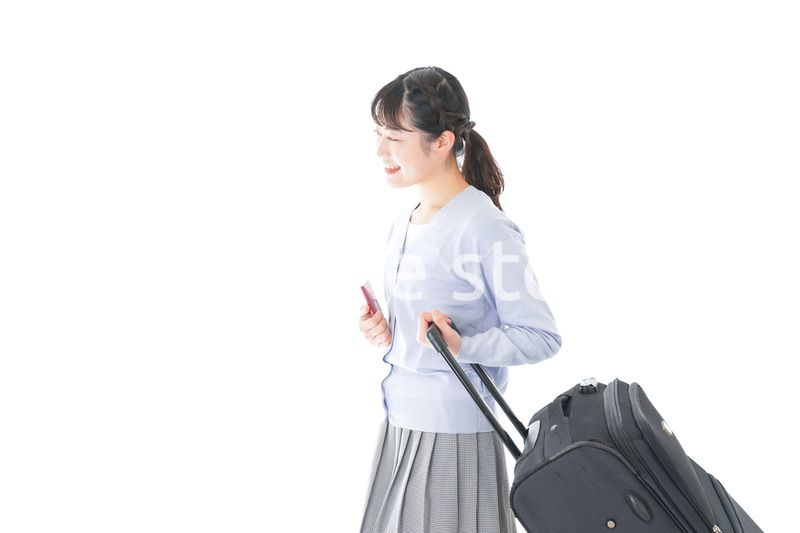 海外旅行に出かける若い女性