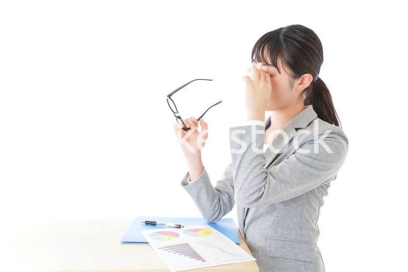 オフィスで働く若いビジネスウーマン