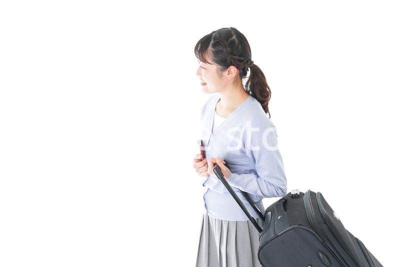 海外旅行に出かける若い女性