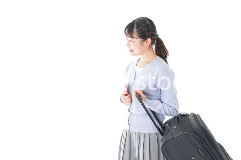 海外旅行に出かける若い女性