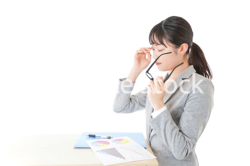 オフィスで働く若いビジネスウーマン