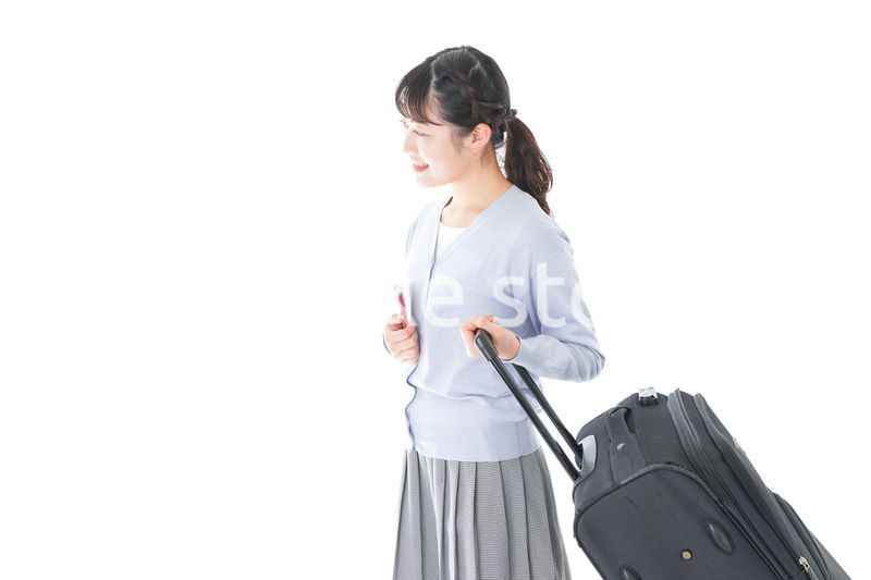 海外旅行に出かける若い女性