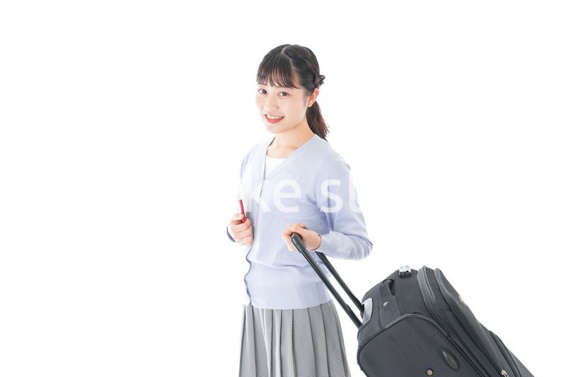 海外旅行に出かける若い女性