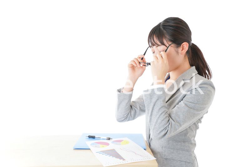 オフィスで働く若いビジネスウーマン