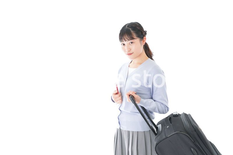 海外旅行に出かける若い女性