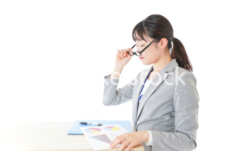 オフィスで働く若いビジネスウーマン