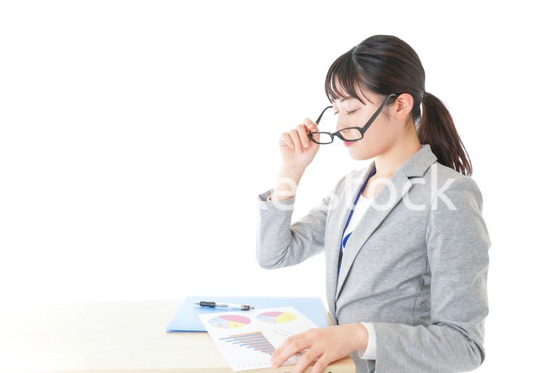 オフィスで働く若いビジネスウーマン