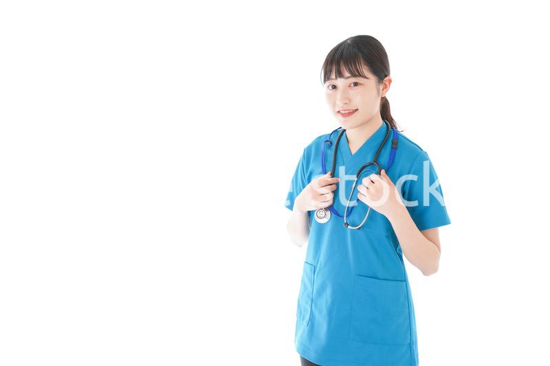 笑顔の若い女性看護師