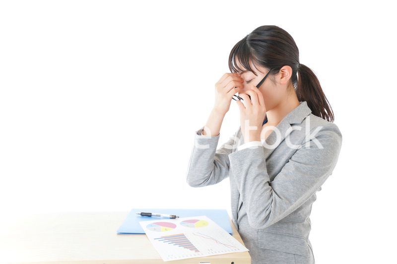 オフィスで働く若いビジネスウーマン