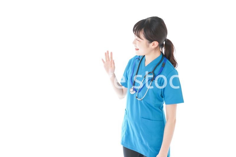 笑顔の若い女性看護師